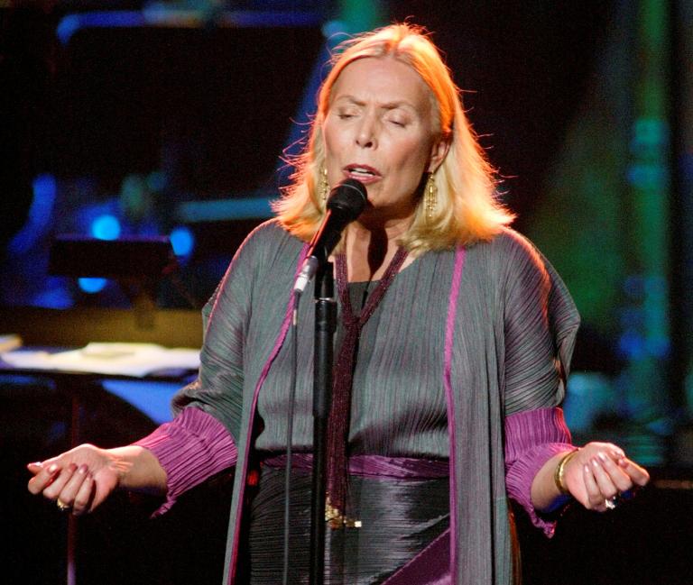 Joni Mitchell, la cantante de Big Yellow Taxi, afirmó que apoya a Young, quien se enfrentó a Spotify por el polémico podcast de Joe Rogan. Foto: Reuters