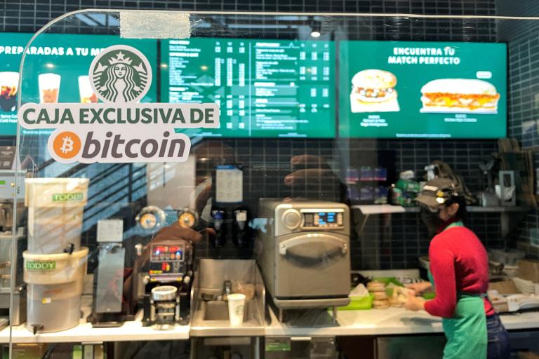 Un letrero que dice "Registro exclusivo de Bitcoin" en una tienda Starbucks donde se acepta la criptomoneda como método de pago, en San Salvador, El Salvador. Foto Reuters.