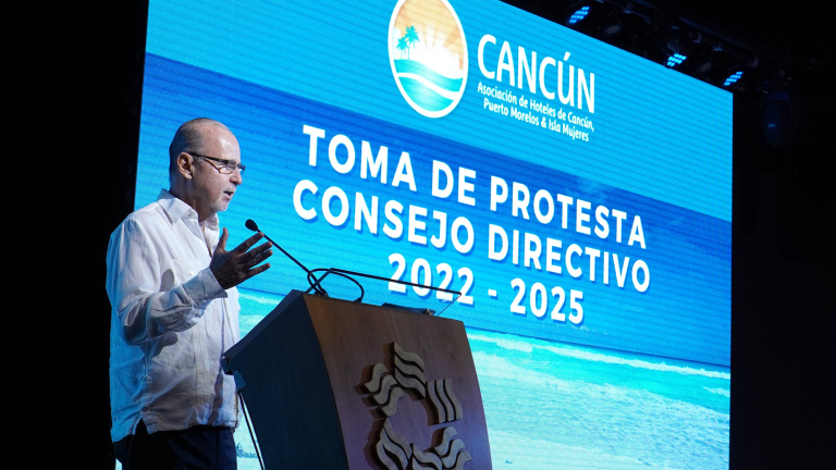 Jesús Almaguer Salazar, presidente de la Asociación de Hoteles de Cancún, Puerto Morelos e Isla Mujeres. Foto EE: Cortesía / Twitter @AHCancunPMeIM