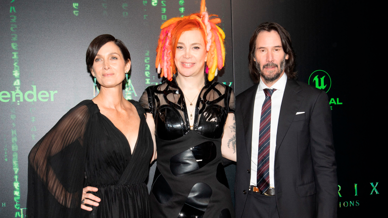 Los protagonistas de The Matrix Resurrections, Carrie-Anne Moss y Keanu Reeves, acompañados por la cineasta Lana Wachowski. Foto: AFP