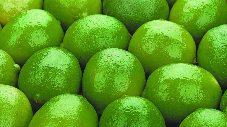 Fresh,Ripe,Limes,On,Wooden,Table