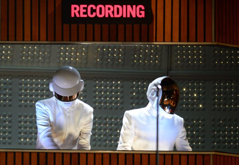 Daft Punk lanzó una edición de lujo en homenaje al 25 aniversario de su primer álbum, Homework, de 1997. Foto: AFP