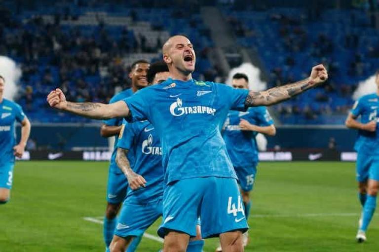 El futbolista ucraniano Yaroslav Rakitski, que juega como defensa en el Zenit de San Petersburgo (patrocinado por Gazprom), celebra el gol de la victoria sobre el Dinamo Moscú en el último partido de la Liga Premier de Rusia el 29 de octubre de 2021. Foto: Shutterstock 