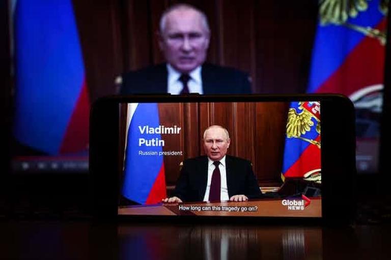 Un teléfono móvil muestra a Vladimir Putin durante su discurso del 22 de febrero de 2022. Foto: Shutterstock 