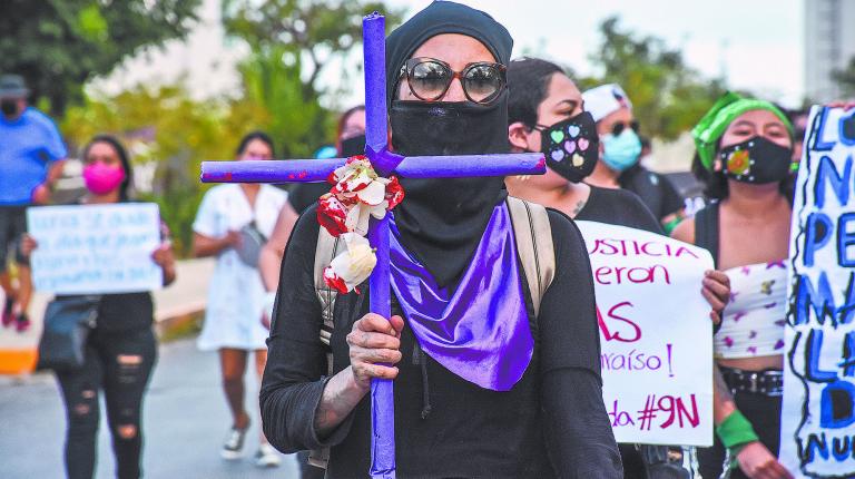 CANC⁄N, QUINTA ROO, 09ABRIL2021.- Mujeres feministas marcharon para rememorar la represiÛn policial sufrida el pasado 09 de noviembre de 2020, donde policÌas realizaron disparos al aire para disolver una protesta tras el feminicidio de ìAlexisi Lorenzana. A cinco meses de la histÛrica marcha del 9 de noviembre de 2020, este viernes un grupo de activistas, llevÛ a cabo una marcha para protestar por la represiÛn policial que sufrieron aquel dÌa, y hasta hoy no hay resultados en las investigaciones. FOTO: ELIZABETH RUIZ/CUARTOSCURO. COM