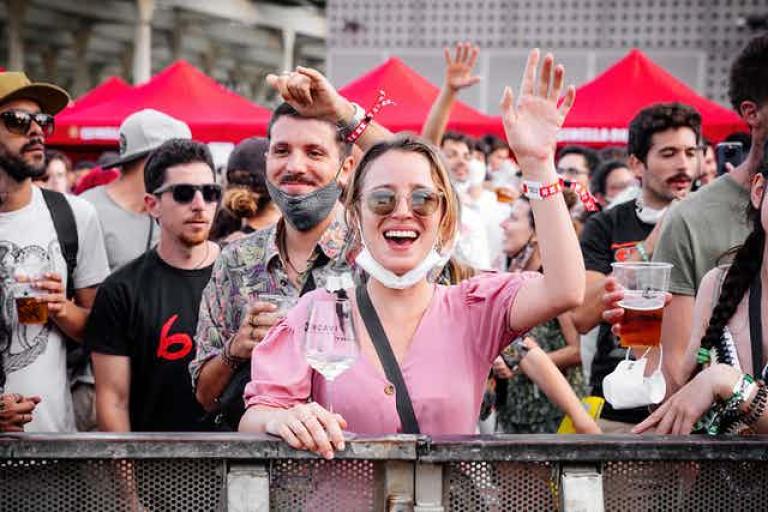 Jóvenes sin mascarillas en un festival de música. Foto: Shutterstock 