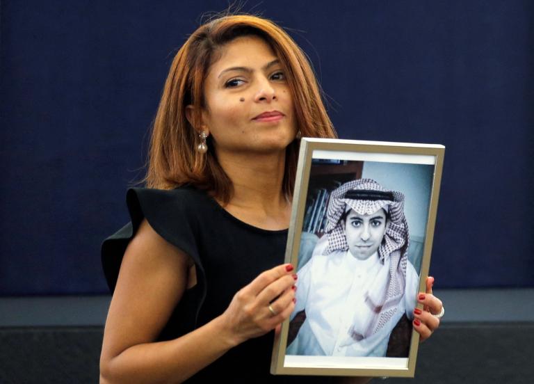 Ensaf Haidar, la esposa del bloguero saudita encarcelado, posa con un retrato de Raif Badawi mientras recibe el Premio Sájarov 2015 en su nombre. Foto: Reuters.