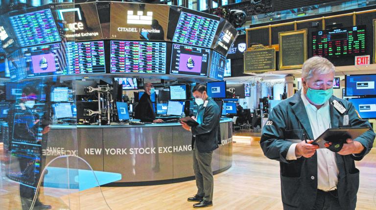 Traders work on the floor of the New York Stock Exchange (NYSE) in New York City, U.S., January 6, 2022. REUTERS/Brendan McDermid