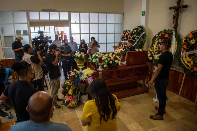 Relatives and colleagues of Mexican journalist Armando Linares attend his funeral in Zitacuaro, MIchoAcan State, Mexico on March 16, 2022. - Linares was murdered yesterday afternoon after receiving death threats in January 2022, according to information from Reporters Without Borders (RSF), Armando Linares is the 8th journalist murdered so far in 2022. (Photo by ENRIQUE CASTRO / AFP)