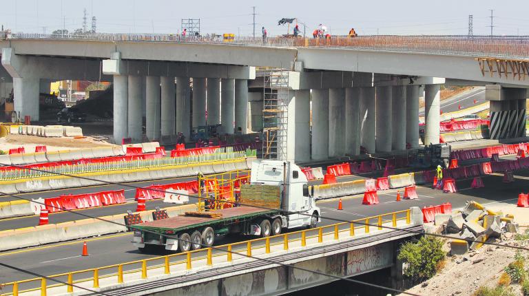 Trabajadores laboran a marchas forzadas para concluir las obras de interconexi�n del nuevo AIFA, con una fecha de entrega pr�xima a concluir.