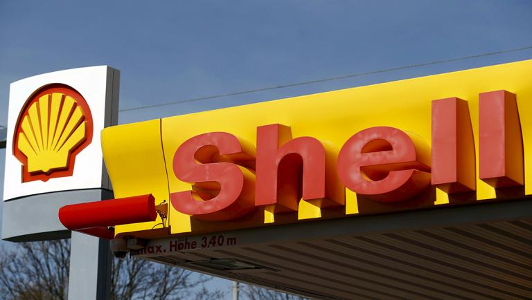 Shell's company logo is pictured at a gas station in Zurich in this April 8, 2015 file photo. Royal Dutch Shell, Europe's largest oil company, reported its lowest annual income in at least 13 years on February 4, 2016 as slumping oil prices hit profits. REUTERS/Arnd Wiegmann/Files