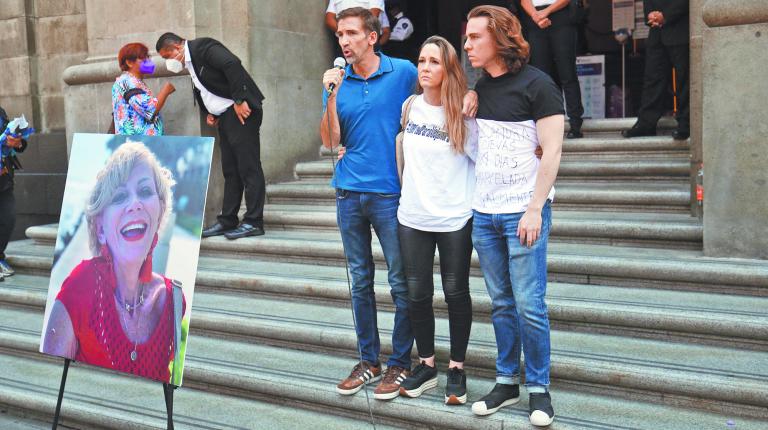 FAMILIARES DE LAURA MORAN Y ALEJANDRA CUEVAS SOBRE EL CASO DE FEDERICO GERTZ MANERO SE MANIFIESTAN AFUERA DE LA SUPREMA CORTE DE JUSTICIA DE LA NACION SCJN . FOTO :HUGO SALAZAR / EL ECONOMISTA .