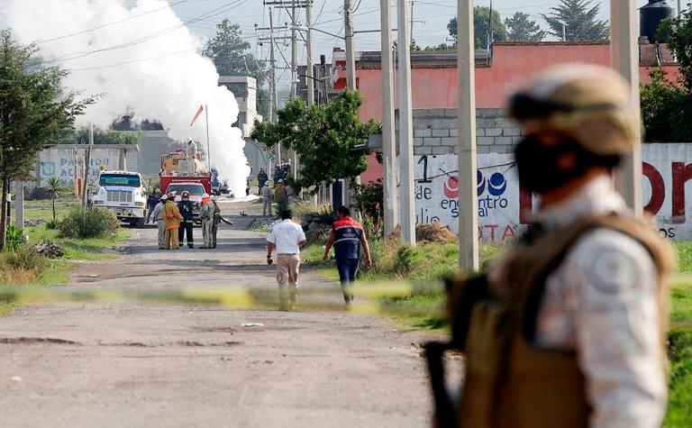 Elementos de la Guardia Nacional, Personal de Protección Civil y Seguridad de Pemex controlaron fuga de gas registrada en un ducto por supuesta toma clandestina en la colonia San Jacinto en Amozoc. Foto: Cuartoscuro  