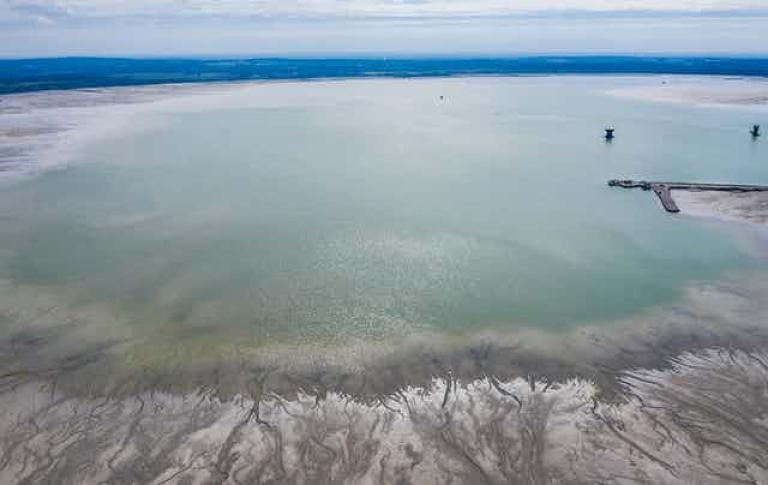 Actividades como la minería provocan la liberación de sales a las aguas. Foto: Shutterstock