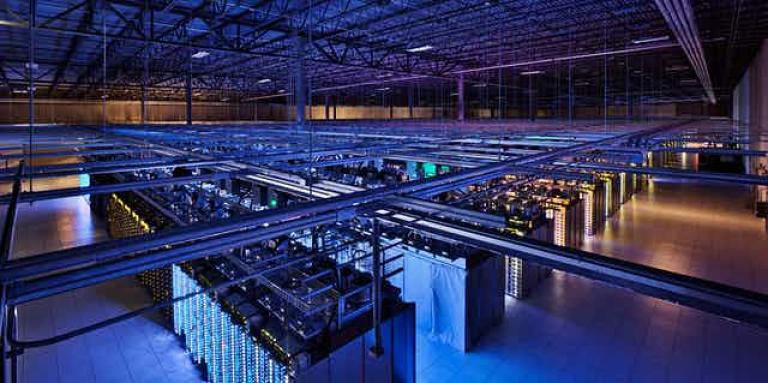 Interior del centro de datos de Google en Council Bluffs, Iowa. Google