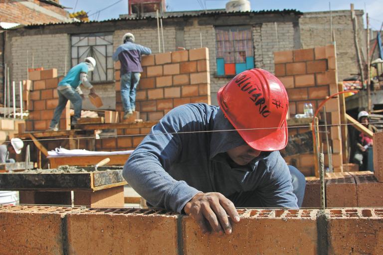 CIUDAD DE M�?XICO, 15OCTUBRE2017.- Miguel ��ngel Mancera, jefe de gobierno de la Ciudad de México, acudió a la zona de Santa Rosa Xochiac, delegación ��lvaro Obregón para verificar la construcción de viviendas antisísmicas tras los derrumbes consecuencia del temblor del pasado 19 de septiembre.FOTO: GALO CA�?AS /CUARTOSCURO.COM