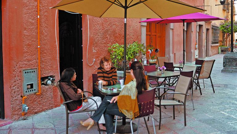 QUERETARO,QRO 20.05.13  RESTAURANTES A LA BAJA SIN AFLUENCIA DE GENTE.