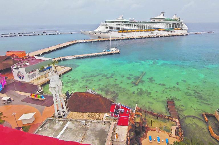 COZUMEL, QUINTANA ROO, 16JUNIO2021.- Con m·s de mil pasajeros a bordo, esta maÒana llegÛ a Cozumel el crucero ìAdvendure Of the Seasi de la compaÒÌa Royal Caribbean, el cual es el primero en llegar a esta isla desde que comenzÛ la pandemia. La embarcaciÛn atracÛ alrededor de las 6:30 horas en el muelle SSA MÈxico, y convirtiÛ a este destino el primero en la regiÛn en reactivar la industria de cruceros. FOTO: ELIZABETH RUÕZ / CUARTOSCURO.COM