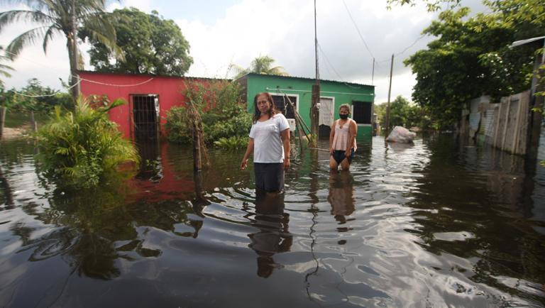 Dos mujeres afuera de sus hogares afectados por las inundaciones en Villahermosa, Tabasco en noviembre del 2020. Foto: Cuartoscuro