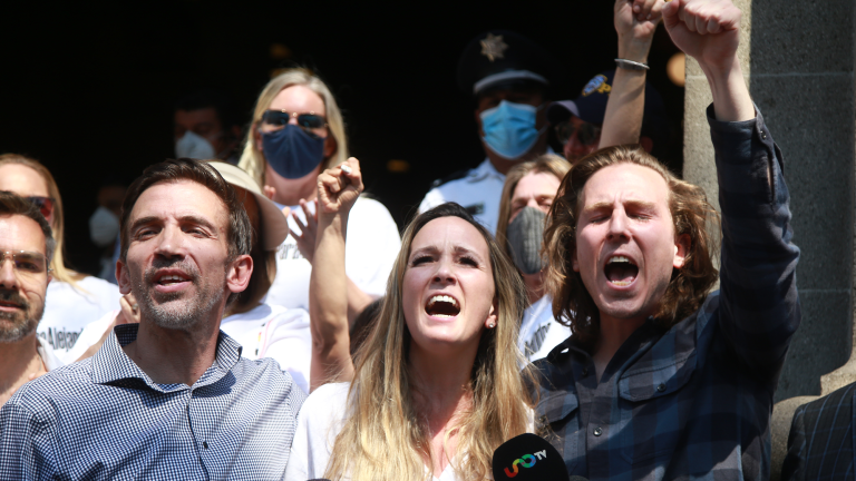 Hijos de Alejandra Guadalupe Cuevas Morán celebran la resolución del pleno a las afueras de la Suprema Corte de Justicia de la Nación. Foto EE: Eric Lugo