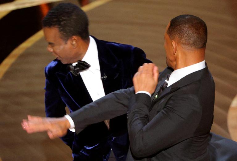 Will Smith agrediendo a Chris Rock durante la ceremonia de entrega de los Oscar de 2022. Foto: Reuters