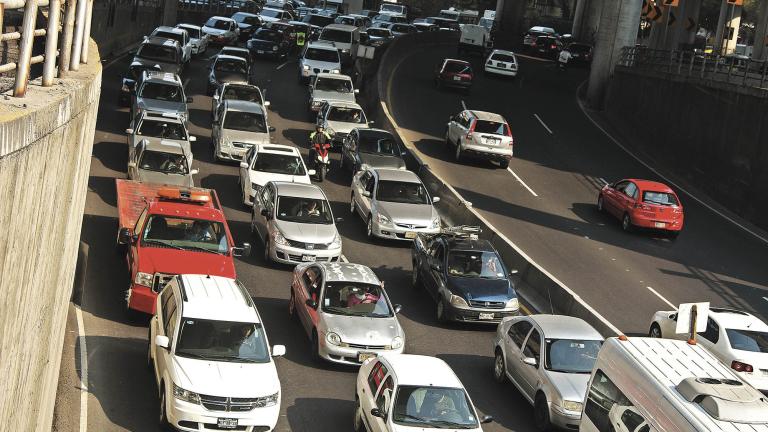 22ENERO2014.- Intenso transito vehicular ocasiono el cierre de carriles centrales de periferico debido a la ruptura de una tuberia de agua. El jefe de gobierno autorizo la cancelacion del pago de peaje del segundo piso hasta que se restablesca la reparacion del boquete.