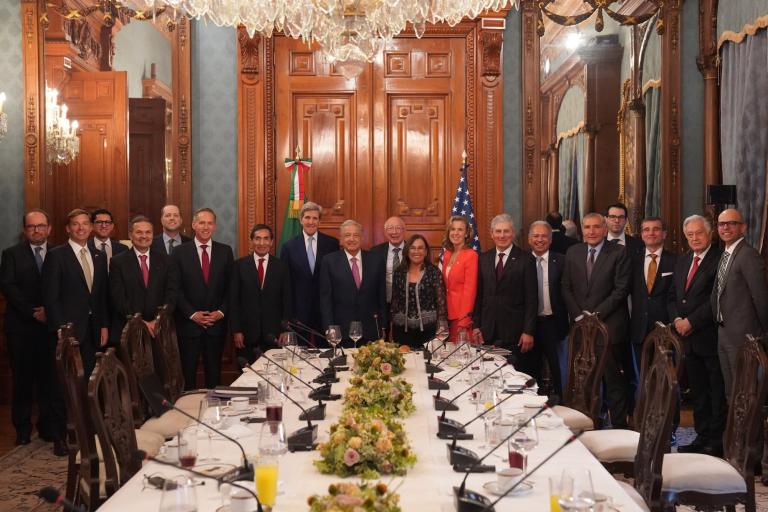 Éste es el tercer viaje del secretario John Kerry a México en cinco meses. Foto EE: Cortesía @r_velascoa