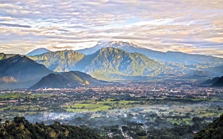 El Valle de Orizaba es vigilado por un volcán que se encuentra en calma como si fuese un centinela. Es una hermosa panorámica que te permite visualizar lo grandioso que ofrece la naturaleza. Foto: Cortesía