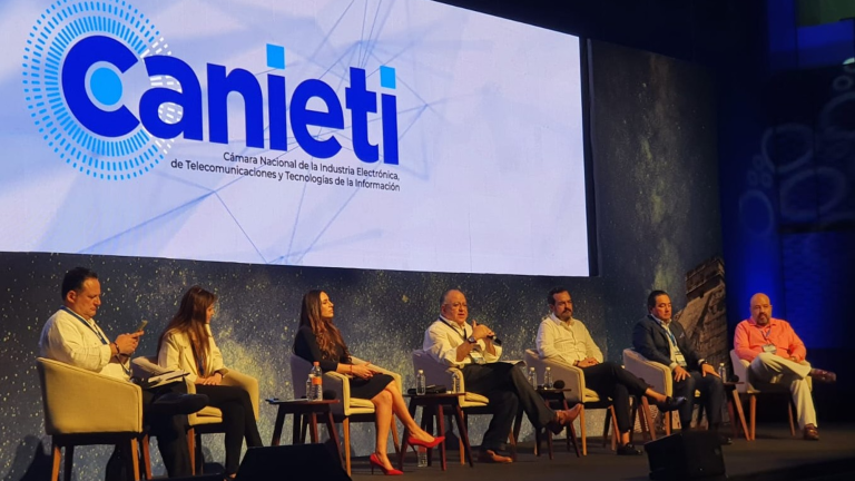 Durante una exposición en la Convención Nacional Canieti 2022 realizada en Mérida, las empresas American Tower, Megacable y Totalplay platicaron lo difícil que es construir red fija en México. Foto EE: Cortesía /Canieti