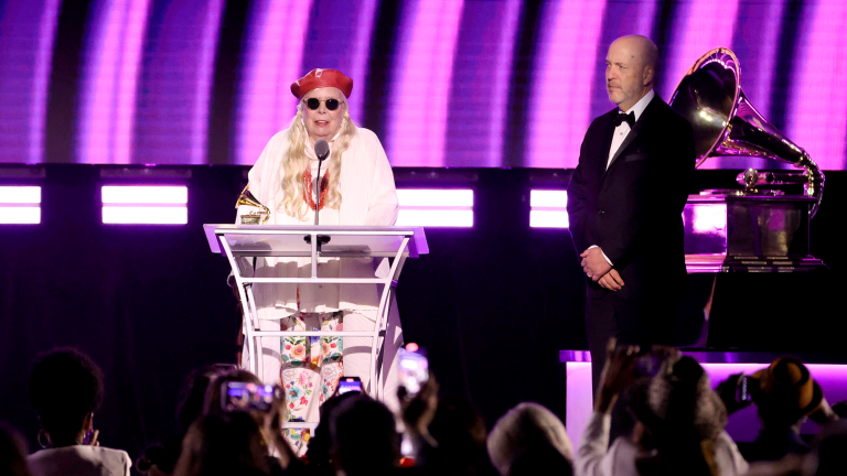 La celebración de los Grammy comenzó desde el viernes con un emotivo tributo a la cantautora canadiense Joni Mitchell. Foto: AFP