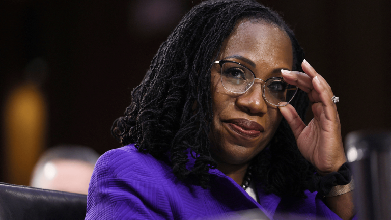 Ketanji Brown Jackson fue confirmada por el Senado el jueves como la primera mujer negra en integrar la Corte Suprema de Estados Unidos. Foto: Reuters
