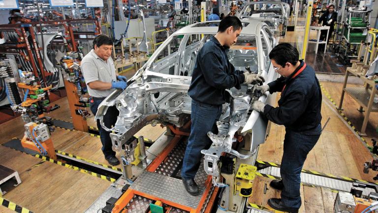 Employees work on the assembly line on the Jetta Bicentennial at the Volkswagen (VW) automobile manufacturing factory in Puebla August 12, 2010. Puebla, which will manufacture over half a million vehicles every year, is VW's largest factory in the Americas and one of the largest worldwide.  REUTERS/Imelda Medina (MEXICO - Tags: TRANSPORT BUSINESS)