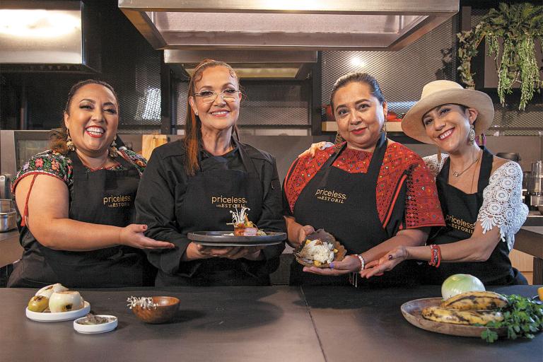 Michelle Rodríguez, la Chef Betty Vázquez, Conchi León y Monserrat Marañón, actrices de La Tía Mariela, obra de teatro que transcurre entre risas, música y enseñanzas de vida. Fotos: Cortesía.