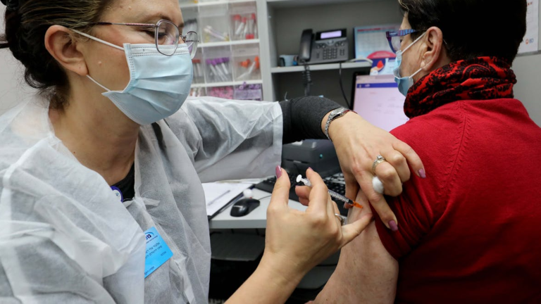 Una mujer de más de 60 años recibe una cuarta dosis de vacuna contra Covid-19 en Rishon LeZion, al sur de Tel Aviv (Israel), el 3 de enero de 2022. Foto: Shutterstock 