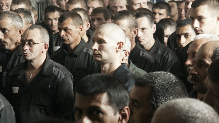 Presos comunes durante un oficio religioso en una prisión de Novosibirsk, Rusia, en 2011. Foto: Shutterstock 