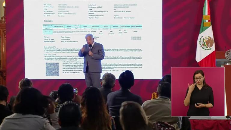 El presidente Andrés Manuel López Obrador en su conferencia de prensa del 7 de abril de 2022, cuando exhibió una factura a favor del periodista Carlos Loret de Mola. Foto: Gobierno de México