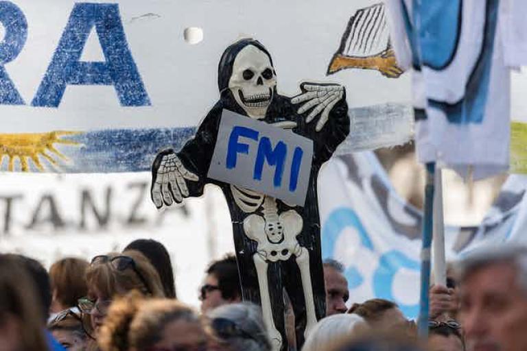 Manifestación contra el Fondo Monetario Internacional en Buenos Aires en 2018. Foto: Shutterstock 