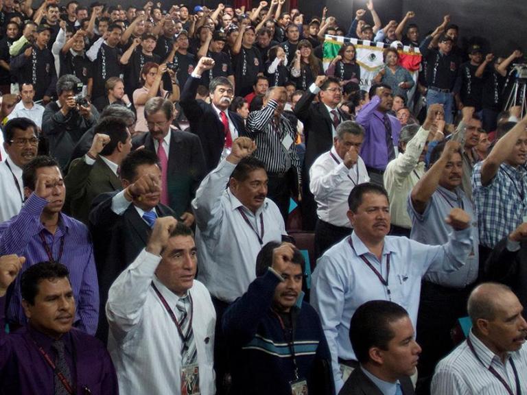 MÃ‰XICO, D.F., 03MAYO2012.- Se celebro la convenciÃ³n general ordinaria del SIndicato Nacional de Trabajadores Mineros en donde sus integrantes celebraron la revocaciÃ³n de la Ãºltima orden de aprensiÃ³n que pesaba sobre su lÃder NapoleÃ³n GÃ³mez Urrutia, ademÃ¡s de que le otorgaron un amparo para la toma de nota sindical. Durante la asamblea se le llevÃ³ un maricahi a 