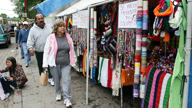 MƒXICO, D.F., 07SEPTIEMBRE2008.- Algunos de los puestos ambulantes que ocupan la acera del Jardin Hidalgo del centro de la Delegaci—n Coyoac‡n, lo cual ocasiona molestias entre algunos vecinos, quienes exigen que las autoridades terminen con el comercio informal en la zona. FOTO: ISAAC ESQUIVEL/CUARTOSCURO.COM