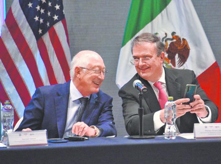 Ken Salazar y Marcelo Ebrard, embajador de EU y canciller de México, ayer, en Tijuana. Foto: Especial