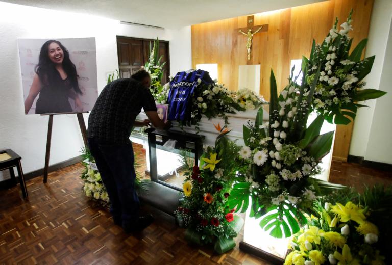 Familiares de Yolanda Martínez en el panteón Jardines de los Pinos, en el municipio de Juárez. Foto: Reuters