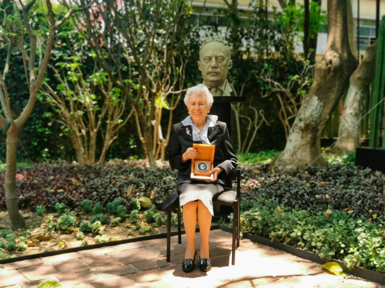 Josefina Zoraida Vázquez recibe la Medalla José Vasconcelos. Foto EE: Nelly Toche