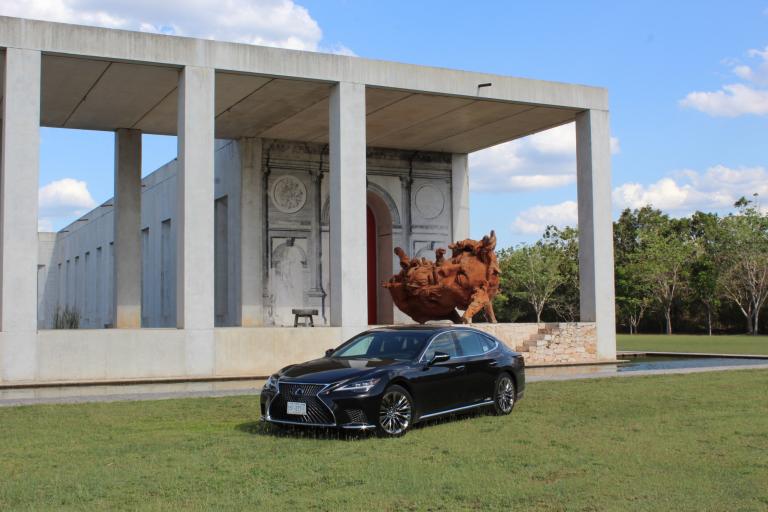 Arte y diseño automotriz. Por primera vez el escultor mexicano Javier Marin permitió que personas ajenas a su círculo más cercano ingresaran a su casa – estudio en Mérida. Este lugar fue perfecto para entender el elaborado diseño de los modelos Lexus. Foto EE: Marcos Martínez.