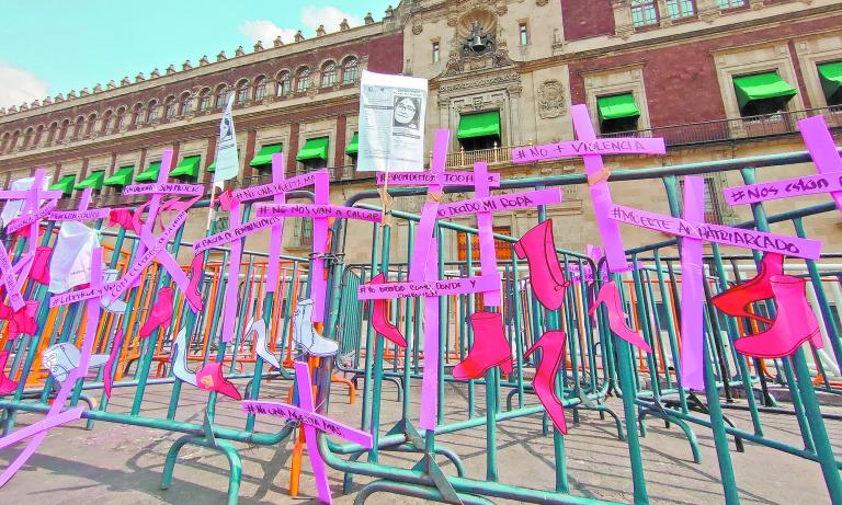 Activistas colocaron cruces rosas en las vallas del Palacio Nacional, en el marco del D�a Internacional de la Eliminaci�n de la Violencia contra la Mujer.