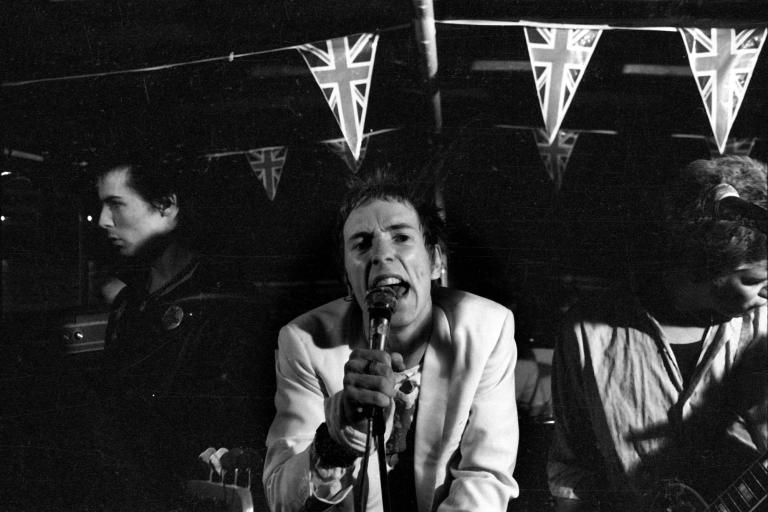 Los Sex Pistols: Sid Vicious, John Lydon y Steve Jones tocando en el Río Támesis. Foto: Bob Gruen / Sex Pistols Official.comm