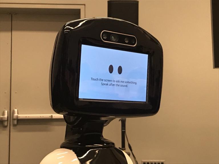 Roomie es un robot social que puede interactuar con las personas en distintos contextos. Foto EE: Rodrigo Riquelme