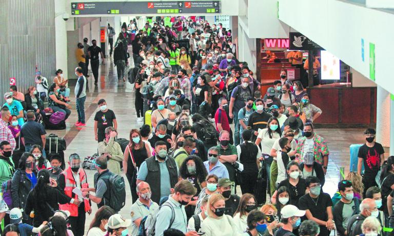 Cientos de capitalinos realizaron varias filas antes de abordar sus vuelos para pasar las vacaciones de Semana Santa fuera de la ciudad, en el Aeropuerto Internacional de la Ciudad de M�xico (AICM)