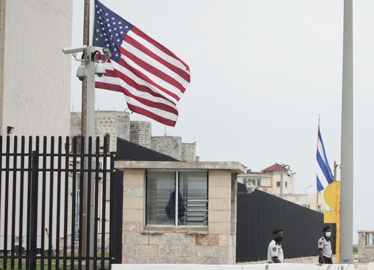 Guardias de seguridad observan mientras montan guardia frente a la Embajada de los Estados Unidos en La Habana, Cuba. Foto: Reuters