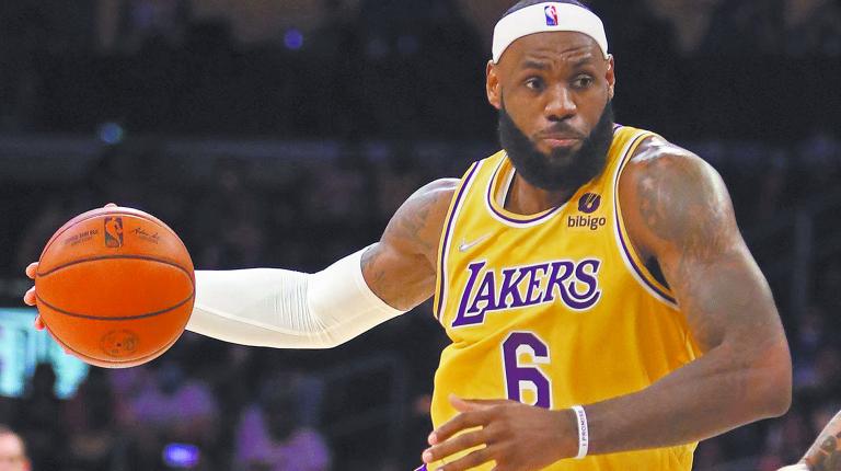 LeBron James, de 37 años, es considerado uno de los mejores basquetbolistas de la historia. Foto EE: Archivo 