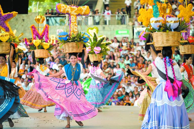 El tilichero es la imagen de la Guelaguetza 2022 y es el personaje que alegra el carnaval de Putla Villa de Guerrero. Foto: Cortesía